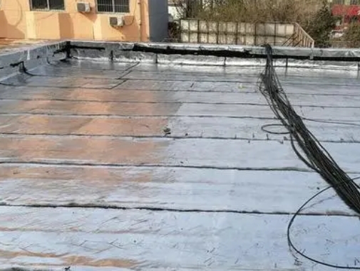 遵义卫生间漏水维修公司分享下遵义屋面楼顶防水刚性防水层施工要点。